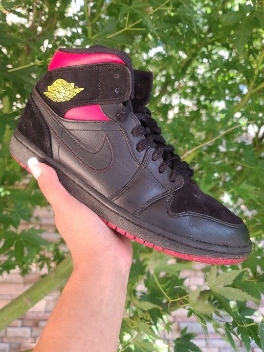 Air Jordan 1 Mid LAST SHOT Black Red Yellow Bred