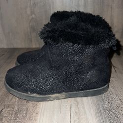 Cat & Jack Toddler Girl Size 11 Oriole Shearling Faux Fur Lined Boots Black. Toes are scuffed & 1 has tiny hole in fabric but dies not go through the 