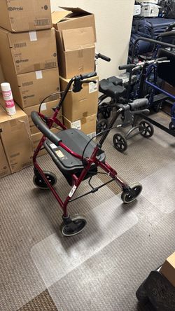 rollator / wheeled walker with seat