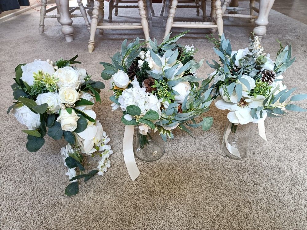 3 Ivory Bridal Bouquets of artificial flowers White

Condition is used twice
$70 for largest bouquet
$20 for 2 smaller bouquets

Measurement of each a