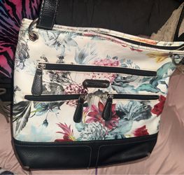 Preowned Stone Mountain Leather Multi-Color Floral Tote Bag with Black Trim in good condition. Located off lake mead and Simmons area asking $5
