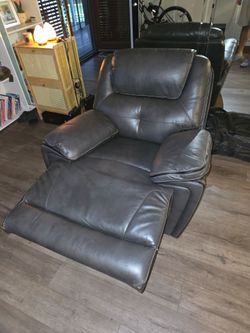 Leather Recliner Chair – Comfortable / Works Good