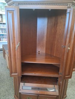 Corner hutch