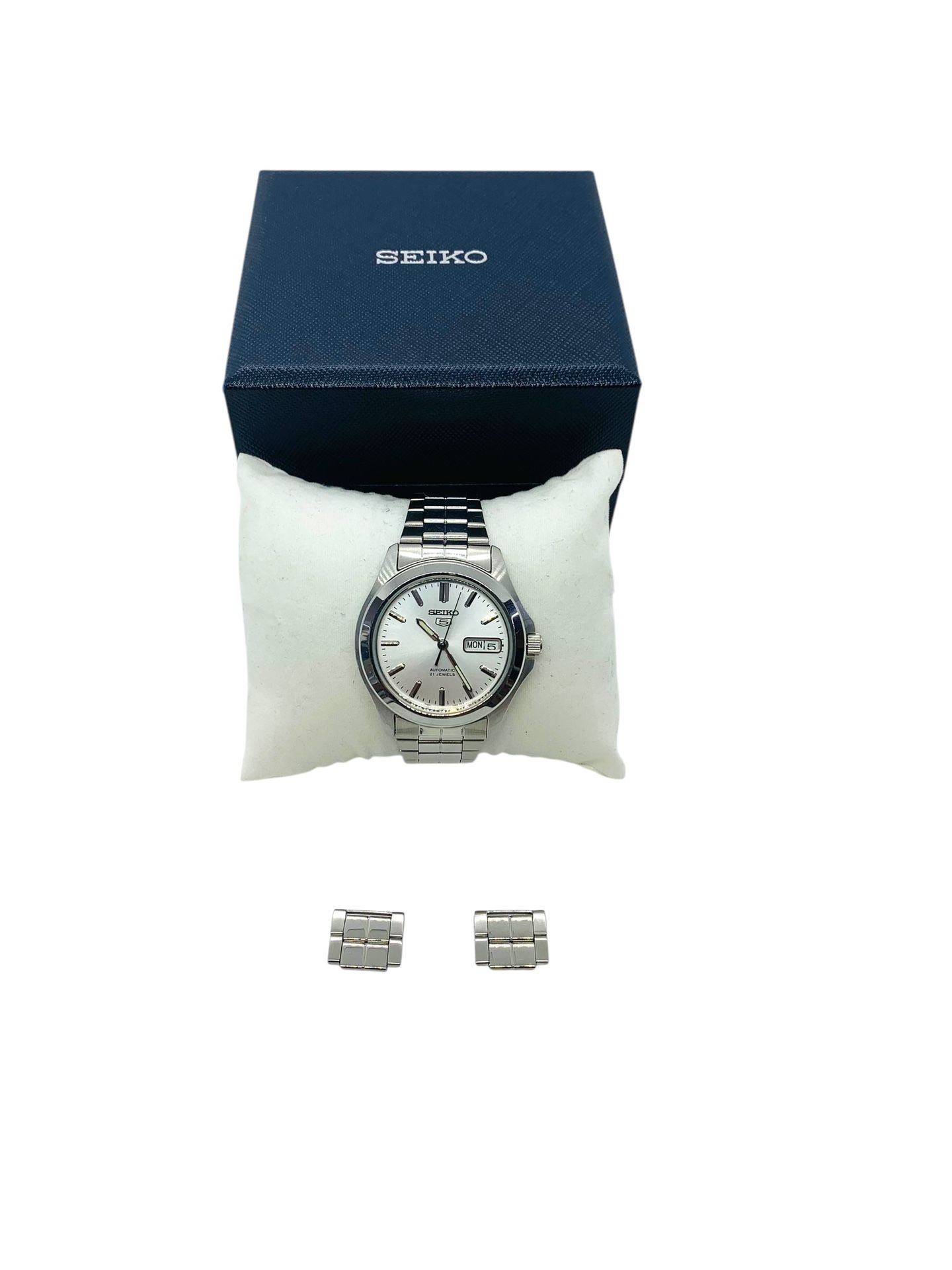 Seiko Men's Series 5 Silver Dial Day/Date Automatic Watch - SE-SNKK87