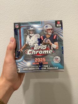 Topps Chrome 2025 NFL Mega Box
