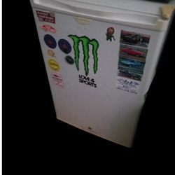 🔥CUSTOM BUILT Mini lock  Refrigerator works amazing.
Features a small freezer
Vegetable bin