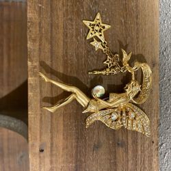 Beautiful Signed KIRKS FOLLY Brooch.