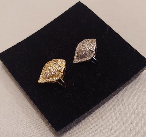 ELEGANT SILVER TONE TEARDROP ZIRCONIA RING & GOLD TONE IS AVAILABLE TOO...( $15 EACH!! ) SIZE 7