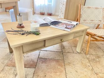 Beautiful coffee table with two drawers . Pottery barn inspired.