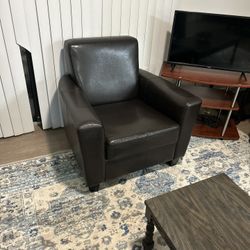 Modern Black Accent Chair – Excellent Condition | Smoke-Free and Pet-Free Home