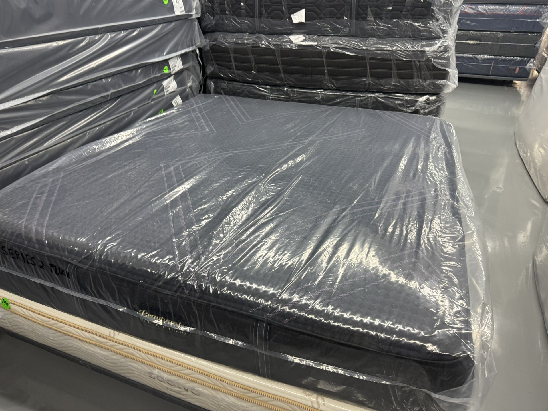 KING SIZE SIMMONS BEAUTYREST BLACK SERIES 2 (PLUSH) MATTRESS & BOX SPRINGS BED SET