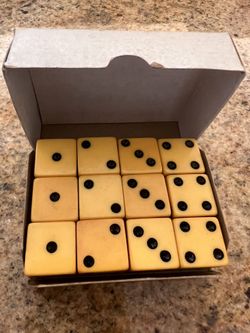Vintage Aged Cream Bakelite 12 Dice In Original Box