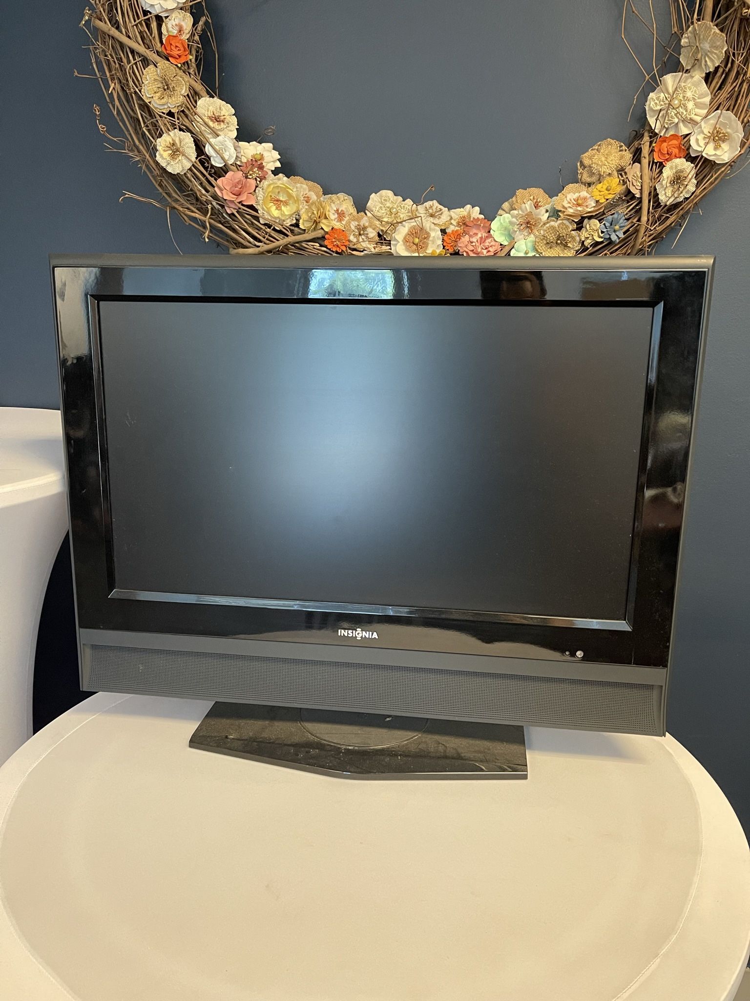Insignia™ - 26" 720p Widescreen Flat-Panel LCD HDTV - Black - TV and computer monitor This compact HDTV doubles as a computer monitor, so you can sav