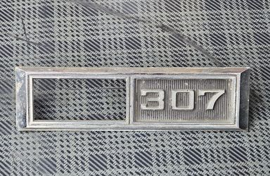 1968 CHEVY 307 Emblem