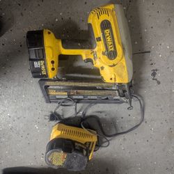 DeWalt 16ga. Angle Fish 18v