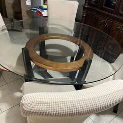 Diningroom Table In Good Condition With 4 Chairs With Covers. 