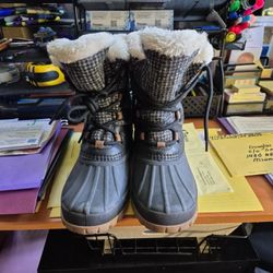 Girls Size 6 Snow Boots.  Great Shape