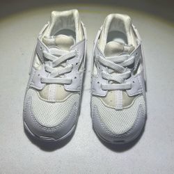 Open Box Toddler Girl Nike White Huaraches Size 7C 