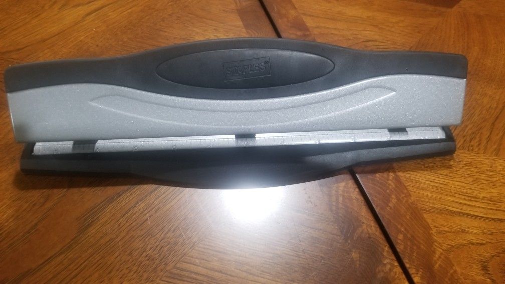 3 hole punch (staples brand)