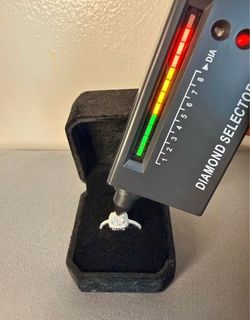 VVS1 Moissanite Engagement Ring