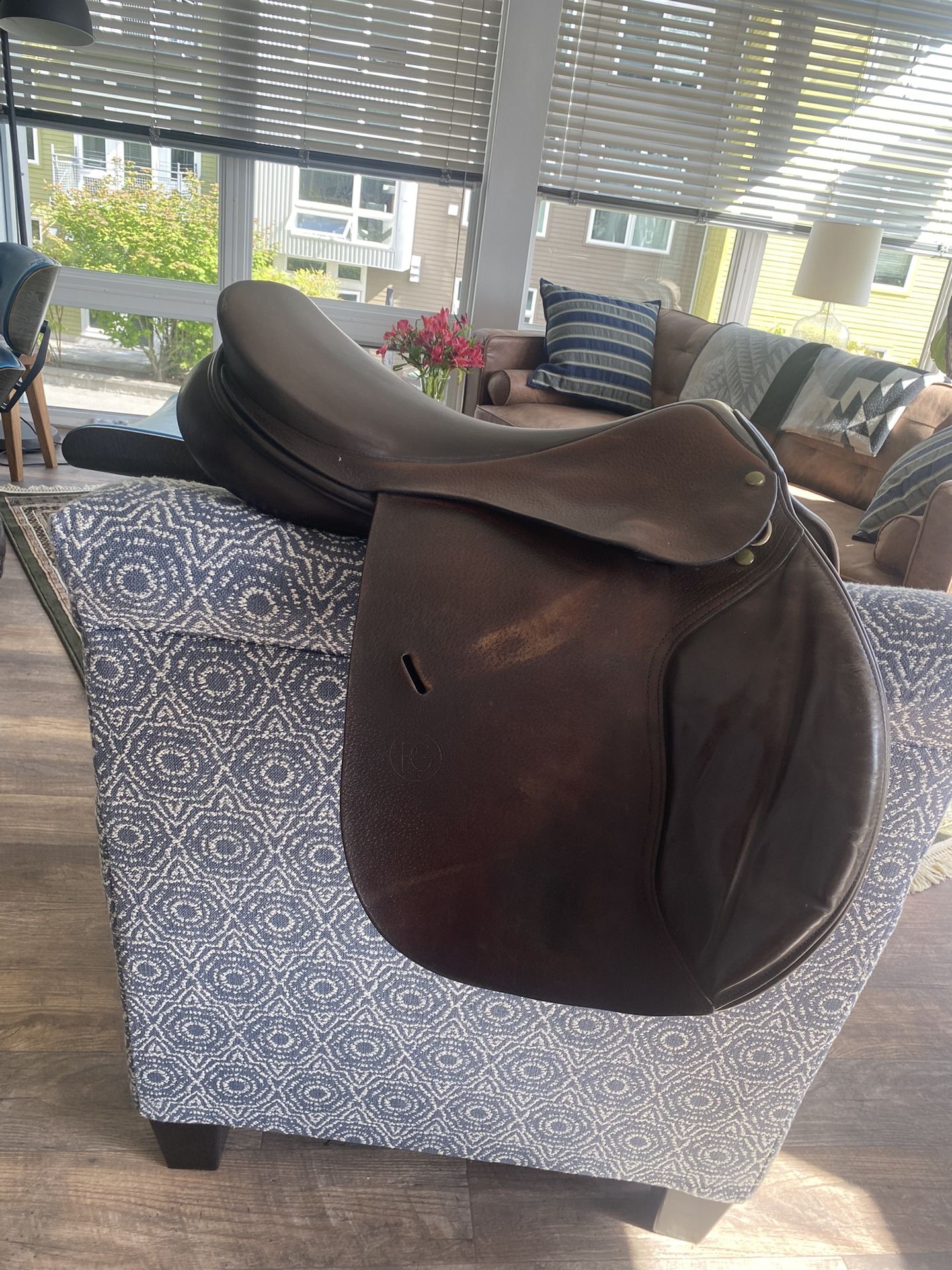 English jump saddle