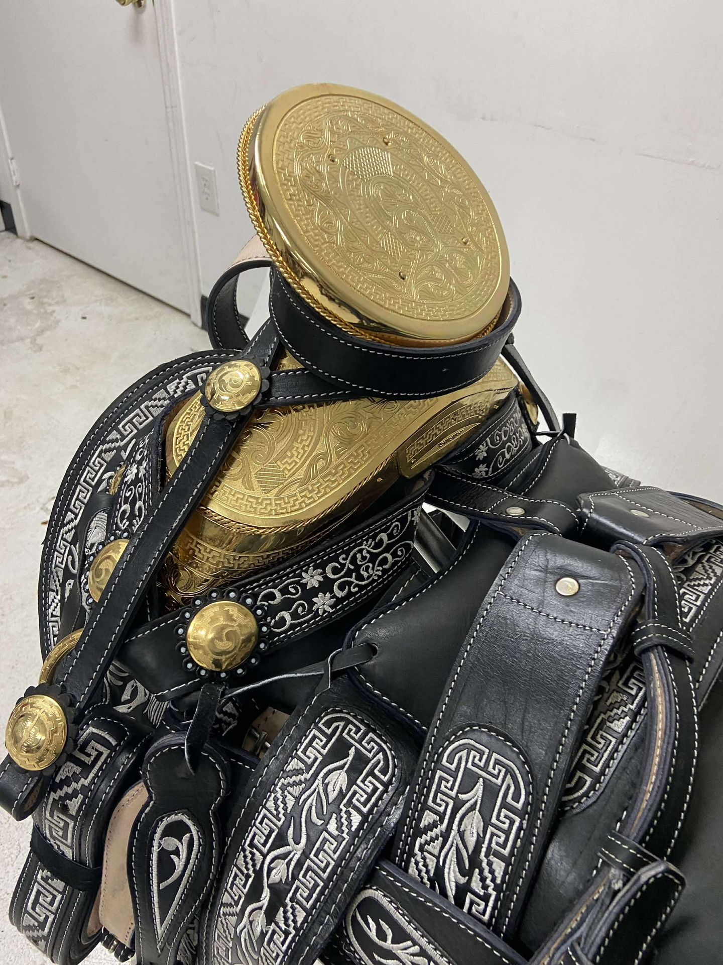 Nuevas monturas charras bordadas con todo el Herrage,los estribos y el fuste chapeado en Oro