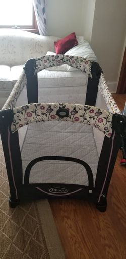 Medium baby crib