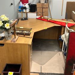 Corner desk