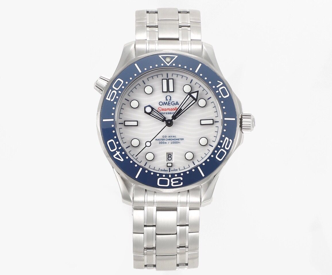 A domineering men's mechanical watch