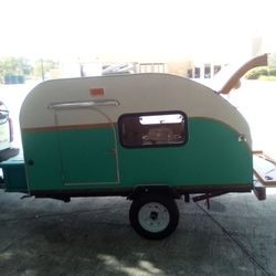 Mini Shasta Type Tear Drop 4x8  With Double Doors  Has 12 Volt Battery N Inverter N Electric Plugs N TV  With Antenna N Kitchen In Back 