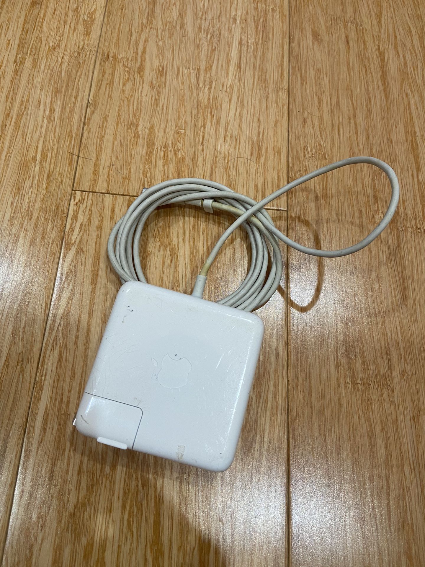 APPLE MAC BOOK CHARGER