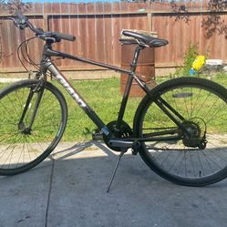 eliable and smooth-riding Giant Escape hybrid bike, perfect for city commuting, exercise, or casual weekend rides. Lightweight aluminum frame, 21-spee