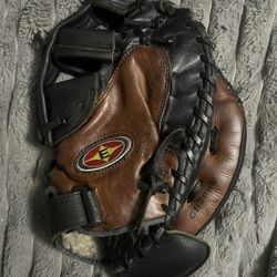 Easton Genuine Series Fast Pitch Softball Catchers Mitt