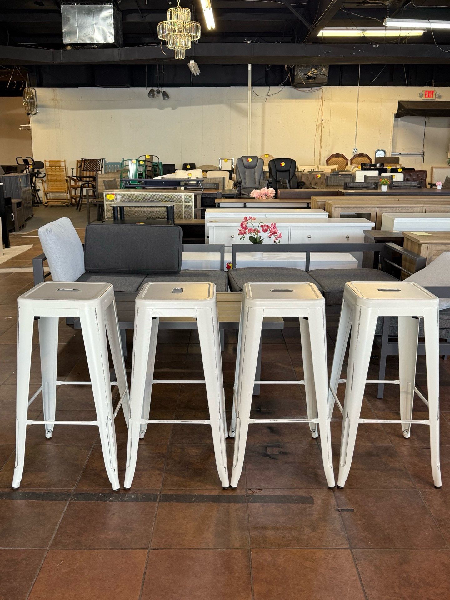🔥Set of 4🔥30 inch Metal Bar Stools Vintage, Counter Height Stools for Indoor/Outdoor, Stackable Industrial Backless Kitchen Dining Chairs(White)  💰