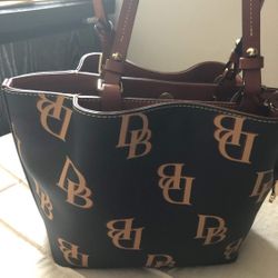 Dooney & Bourke Monogram
Flynn Shoulder Handbag Coated cotton with brown leather trim
Oversized