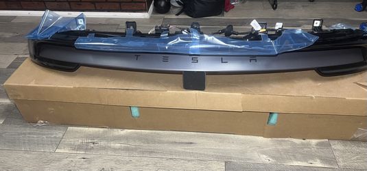 2025-2026 TESLA MODEL Y  JUNIPER  TAIL LIGHT LED BAR WITH CAMARA NEVER BEEN USED OPEN BOX