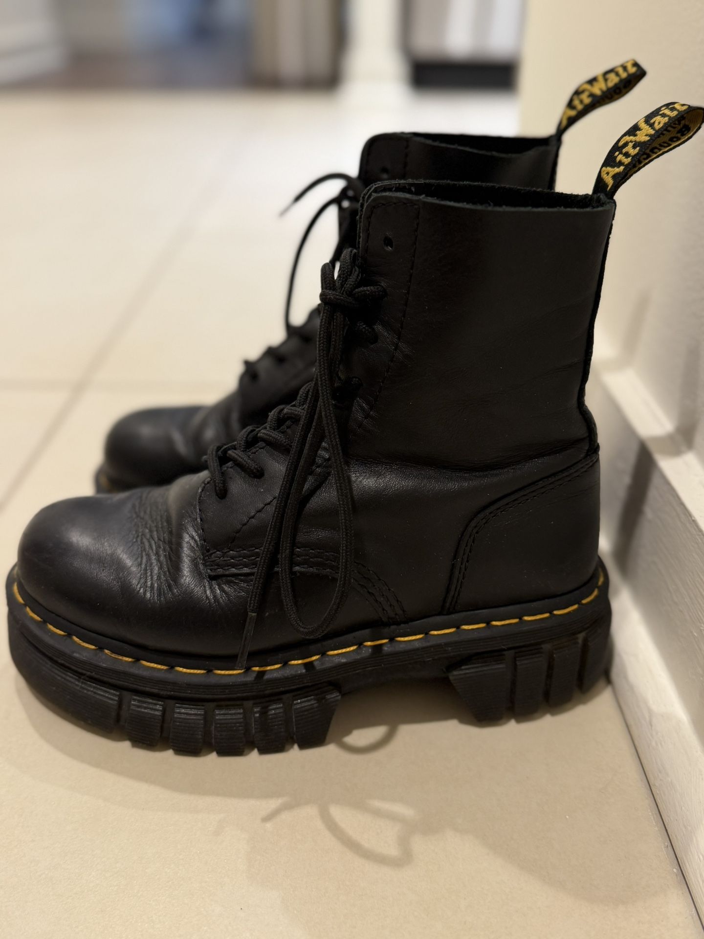 Dr. Marten Black Boots size 6 used but still in good conditions!
