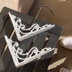 ORNATE SHELF CORNERS