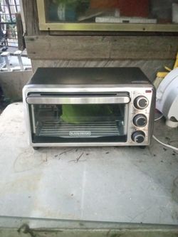 Black & Decker: Broil/ Toaster Oven.