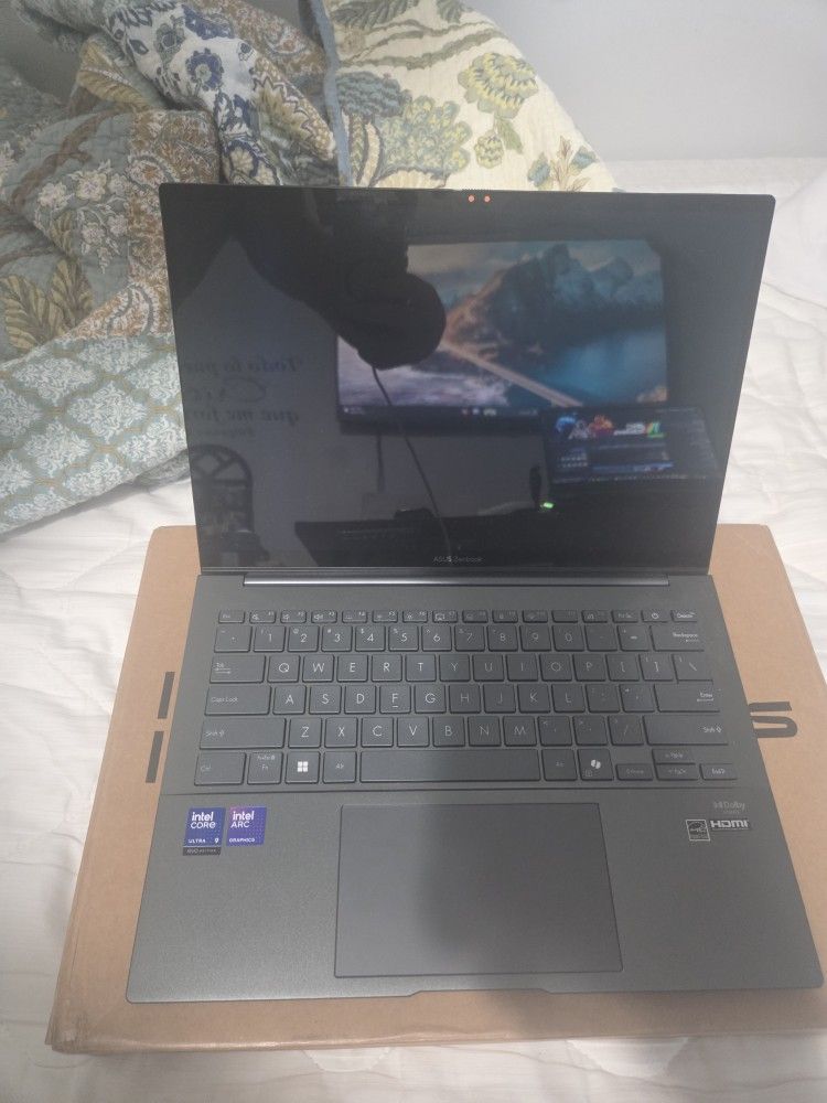ASUS Zenbook 14 OLED Touch Laptop. Core Ultra 9. 32GB RAM. 1TB SSD. Like New