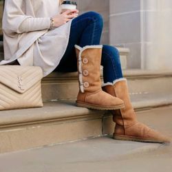 UGG Bailey Button triplet II Boots chestnut size 6