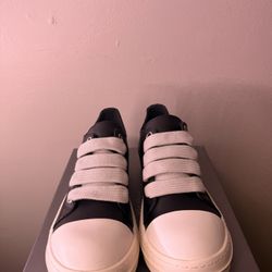 Rick Owens Porterville Jumbo Laces Low Top Sneakers. BLACK/CREAM MEN SIZE 11/44 