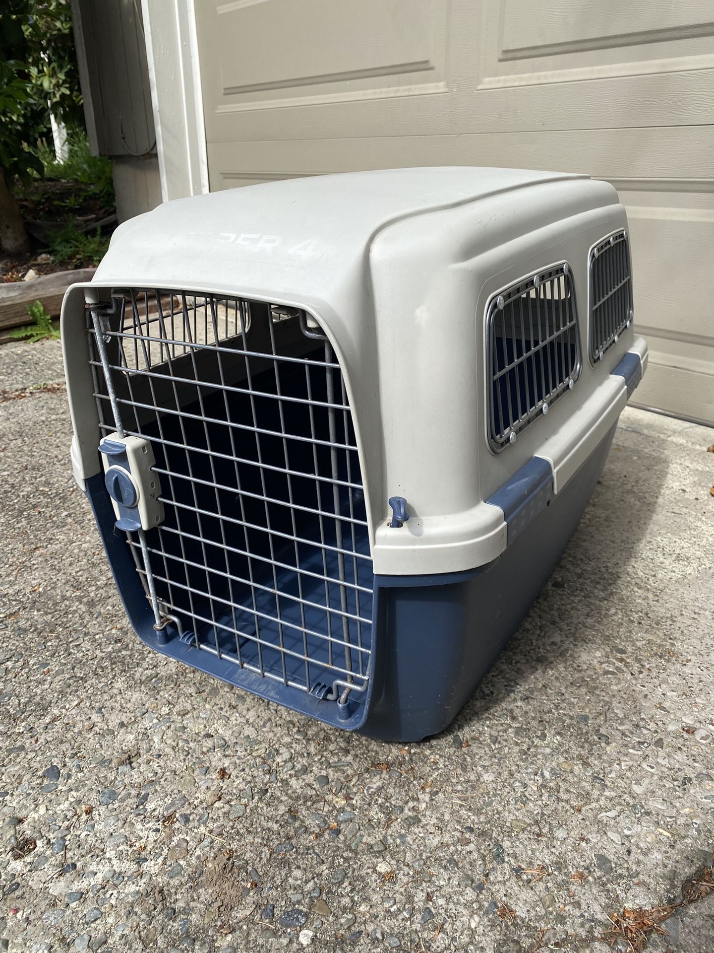 ✈️ Marchioro Clipper 4 Hard-Shell Pet Carrier – Airline-Style Crate 🐾 Sturdy, secure, and made in Italy – perfect for travel or home use!