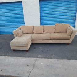Really nice sectional couch 🛋