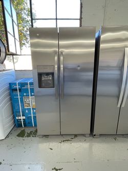 New Frigidaire 36in 25.6 Cu Ft Refrigerator Side by Side / Scratch and Dent