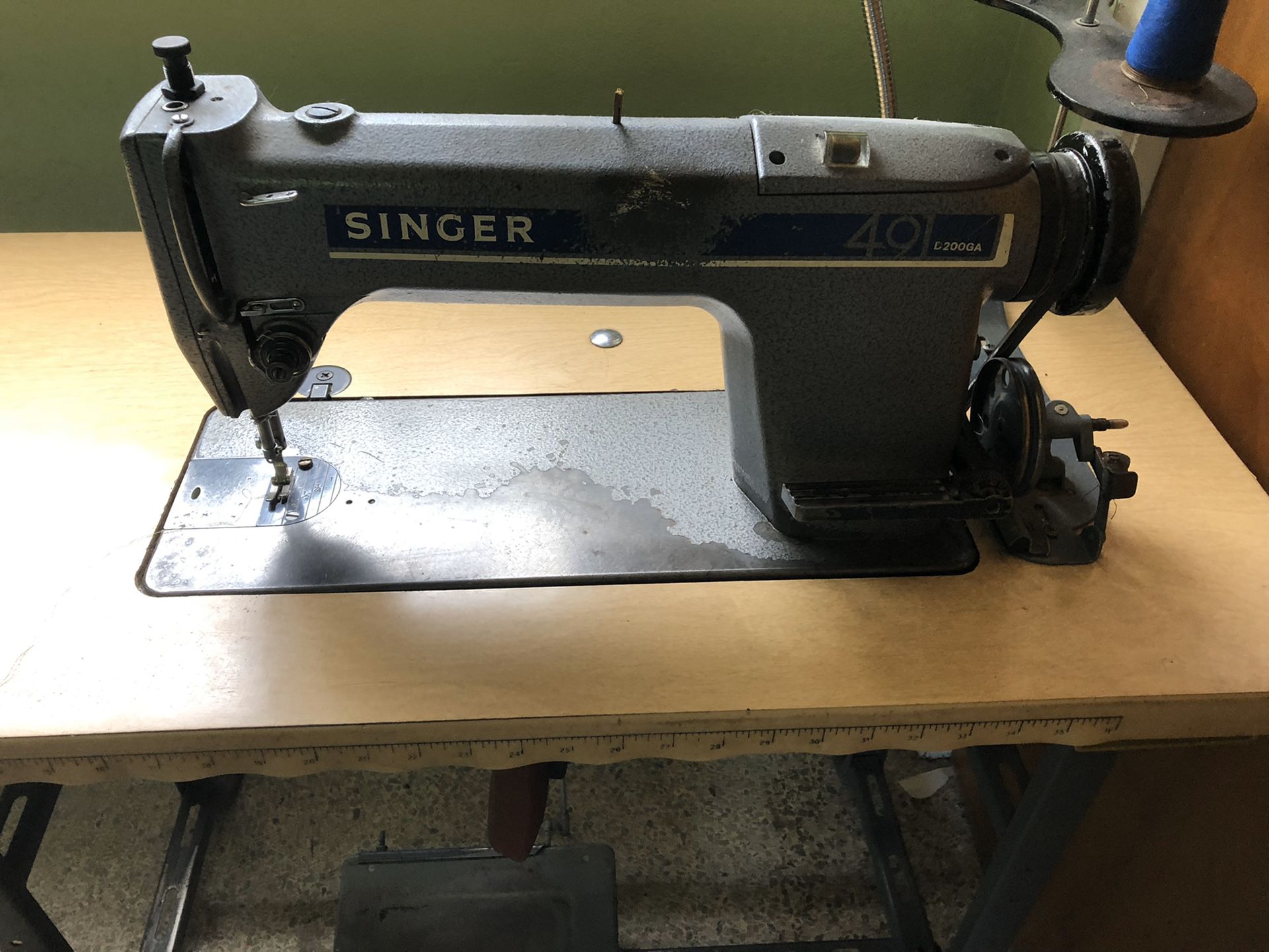 Singer single-needle industrial sewing machine