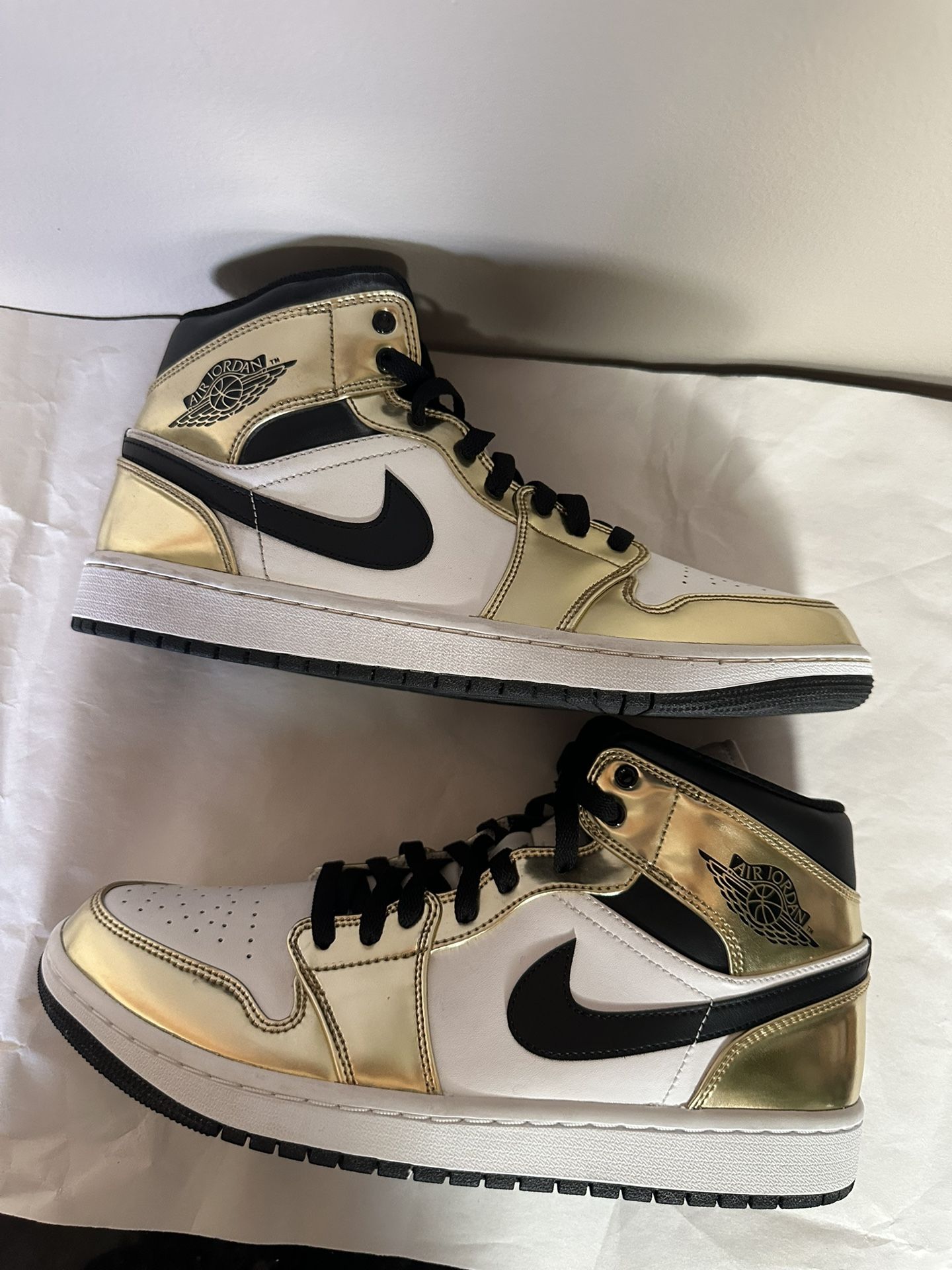Air Jordan 1 Mid Metallic Gold