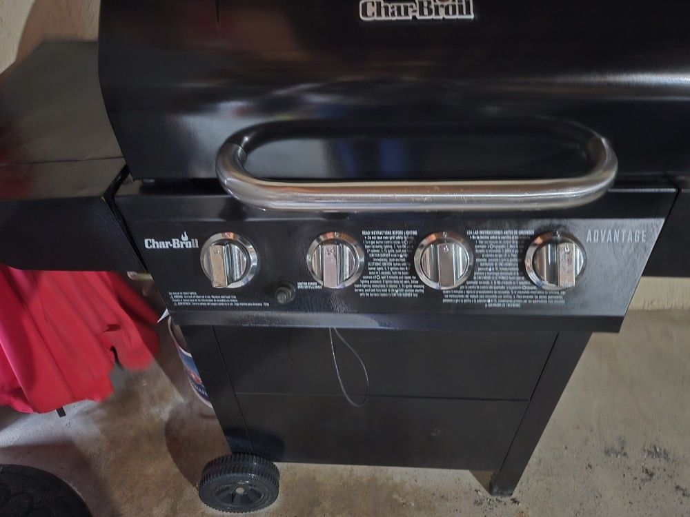 Char Broil Advantage Series Propane BBQ Grill 