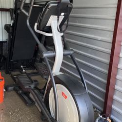 Elliptical Proform Endurance 1520E Used Good Condition  Incline and Resistance Work Screen no Works