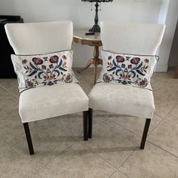 Elegant pair of white accents chairs 